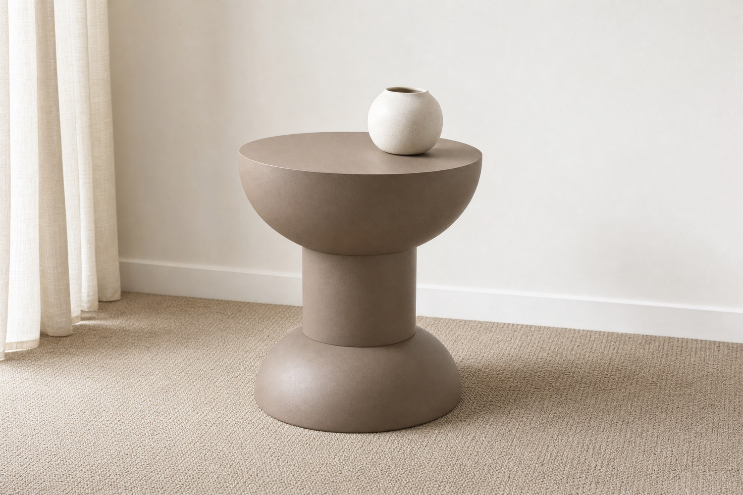 Beistelltisch Lyra in Taupe mit Keramikvase